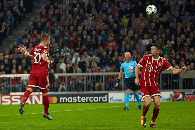 Muenchen, Deutschland 17.10.2017, UEFA Champions League - 2017 18 Season, Gruppenphase - Gruppe B - 3. Spieltag, FC Bayern Muenchen - Celtic Glasgow , Joshua Kimmich (FCB) li. erzielt per Kopfball das 2:0. Rechts Robert Lewandowski (FCB) ( DeFodi501