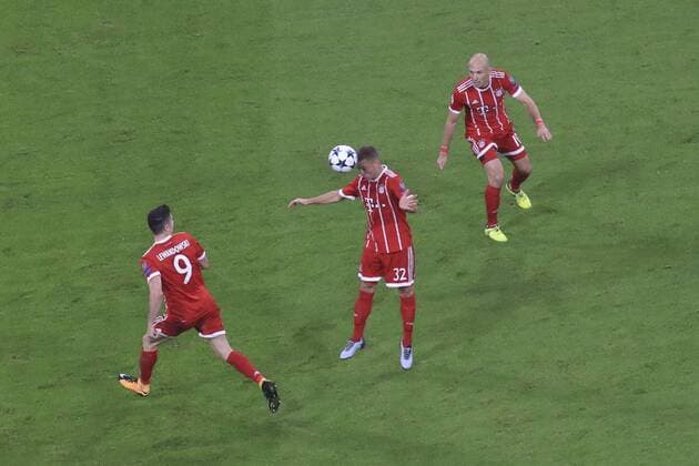18.10.2017, Fussball UEFA Champions League 2017 2018, Gruppenphase, 3.Spieltag, FC Bayern München - Celtic Glasgow, in der Allianz-Arena München, Torschuss Joshua Kimmich (mitte, FC Bayern München) zum 2:0.