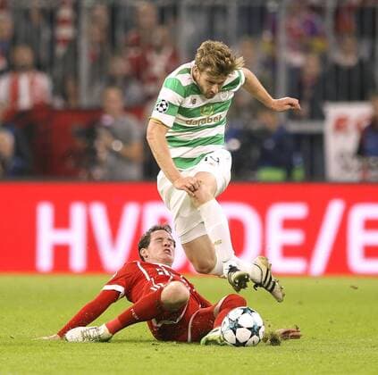 Foto: Stuart Armstrong ( Glasgow ) gegen Sebastian Rudy , links Fussball - Championsleague am Mi. 18.10.2017 3. Gruppenspiel Bayern München - Celtic Glasgow