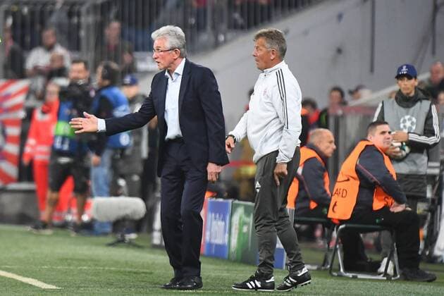 18.10.2017, xjhx, Fussball Champions League, FC Bayern Muenchen - Celtic Glasgow, emspor, v.l. Trainer Jupp Heynckes (FCB - FC Bayern Muenchen), Co-Trainer Peter Hermann (FCB - FC Bayern Muenchen) gibt Anweisung, gestikuliert, mit den Armen gestikulieren, gives instructions, gesticulate Muenchen
