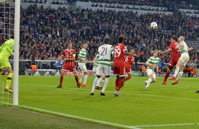 18.10.2017, Fussball UEFA Champions League 2017 2018, Gruppenphase, 3.Spieltag, FC Bayern München - Celtic Glasgow, in der Allianz-Arena München, Mats Hummels (2. von rechts, FC Bayern München) trifft hier zum 3:0 gegen Torwart Craig Gordon (li, Celtic Glasgow)