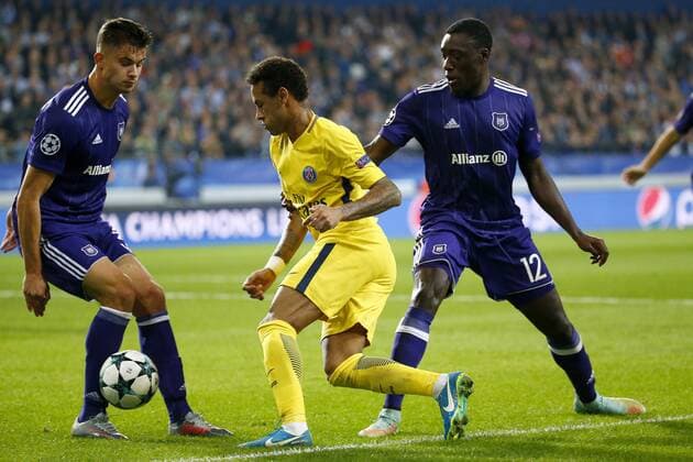 Fußball, CL, RSC Anderlecht - Paris St. Germain ANDERLECHT, BELGIUM - OCTOBER 18 : Leander Dendoncker midfielder of RSC Anderlecht and Neymar forward of PSG and Dennis Appiah defender of RSC Anderlecht during the Champions League Group B match between RSC Anderlecht and Paris Saint-Germain on October 18, 2017 in Anderlecht, Belgium, 18 10 2017 FOOTBALL : RSC Anderlecht vs Paris Saint Germain - Ligue des Champions - 18 10 2017 PhotoNews Panoramic  775030940