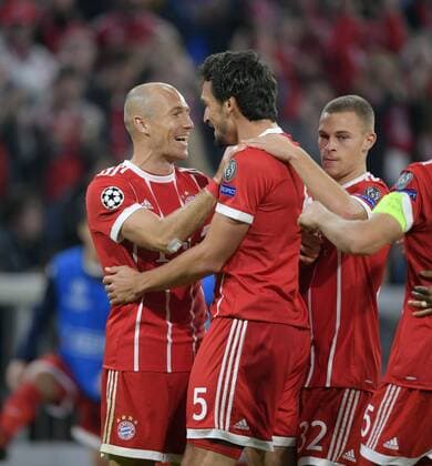 18.10.2017, Fussball UEFA Champions League 2017 2018, Gruppenphase, 3.Spieltag, FC Bayern München - Celtic Glasgow, in der Allianz-Arena München, Torjubel v.li: Arjen Robben (FC Bayern München), Mats Hummels (Bayern München).