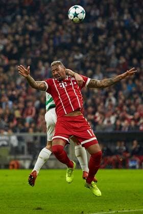 Muenchen, Deutschland 17.10.2017, UEFA Champions League - 2017 18 Season, Gruppenphase - Gruppe B - 3. Spieltag, FC Bayern Muenchen - Celtic Glasgow , Zweikampf zwischen Leigh Griffiths (Celtic) und Jerome Boateng (FCB) v.l. ( DeFodi501
