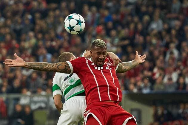 Muenchen, Deutschland 17.10.2017, UEFA Champions League - 2017 18 Season, Gruppenphase - Gruppe B - 3. Spieltag, FC Bayern Muenchen - Celtic Glasgow , Zweikampf zwischen Leigh Griffiths (Celtic) und Jerome Boateng (FCB) v.l. ( DeFodi501
