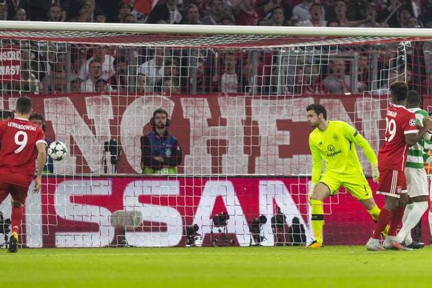 GER, UEFA CL, FC Bayern Muenchen (GER) vs Celtic Glasgow (GB) 18.10.2017, Allianz Arena, Muenchen, GER, UEFA CL, FC Bayern Muenchen (GER) vs Celtic Glasgow (GB), Gruppe B, im Bild Tor zum 3-0 durch Mats Hummels (FCB 5) nicht im bild mit Robert Lewandowski (FCB 9) Craig Gordon (Glasgow 1)