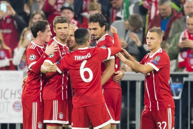 GER, UEFA CL, FC Bayern Muenchen (GER) vs Celtic Glasgow (GB) 18.10.2017, Allianz Arena, Muenchen, GER, UEFA CL, FC Bayern Muenchen (GER) vs Celtic Glasgow (GB), Gruppe B, im Bild Jubel nach dem Tor zum 3-0 durch Mats Hummels (FCB 5) mit Thiago (FCB 6) Sebastian Rudy (FCB 19) Thomas Mueller (FCB 25) Arjen Robben (FCB 10) Joshua Kimmich (FCB 32)
