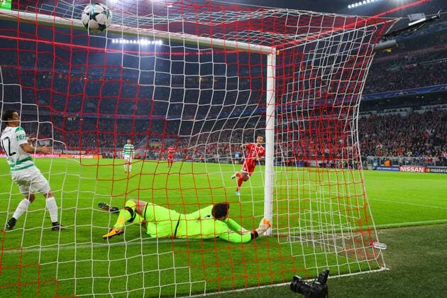 Thiago Alcantara (FC Bayern) schiesst ein irreguleres Tor gegen Torwart Craig Gordon (Celtic FC) Fussball UEFA Champions League FC Bayern München - Celtic FC 18.10.2017