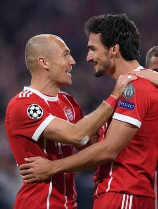 FUSSBALL CHAMPIONS LEAGUE SAISON 2017 2018 GRUPPENPHASE FC Bayern Muenchen - Celtic Glasgow 18.10.2017 Torjubel nach dem 3:0: Arjen Robben und Torschuetze Mats Hummels (v.r., beide FC Bayern Muenchen) Muenchen