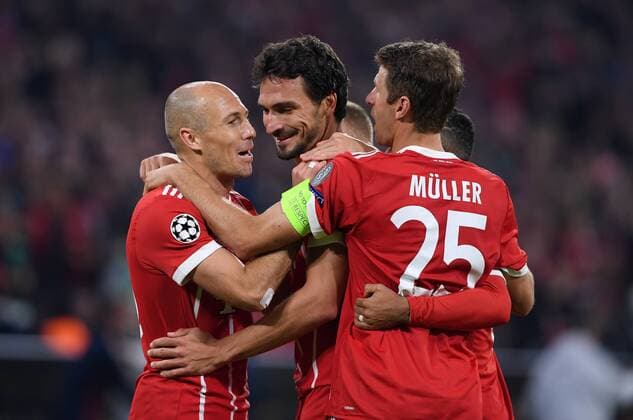 FUSSBALL CHAMPIONS LEAGUE SAISON 2017 2018 GRUPPENPHASE FC Bayern Muenchen - Celtic Glasgow 18.10.2017 Torjubel nach dem 3:0: Arjen Robben, Torschuetze Mats Hummels und Thomas Mueller (v.r., beide FC Bayern Muenchen) Muenchen
