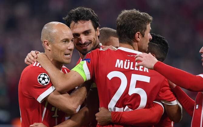 FUSSBALL CHAMPIONS LEAGUE SAISON 2017 2018 GRUPPENPHASE FC Bayern Muenchen - Celtic Glasgow 18.10.2017 Torjubel nach dem 3:0: Arjen Robben, Torschuetze Mats Hummels und Thomas Mueller (v.r., beide FC Bayern Muenchen) Muenchen