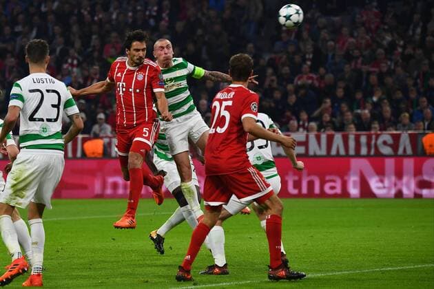 18.10.2017, xjhx, Fussball Champions League, FC Bayern Muenchen - Celtic Glasgow, emspor, v.l. Goal scored, Tor zum 3:0 durch Mats Hummels (FCB - FC Bayern Muenchen) Muenchen