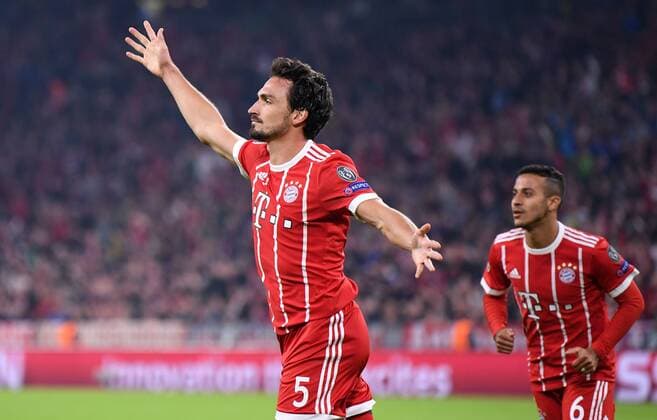 FUSSBALL CHAMPIONS LEAGUE SAISON 2017 2018 GRUPPENPHASE FC Bayern Muenchen - Celtic Glasgow 18.10.2017 Torjubel nach dem 3:0: Torschuetze Mats Hummels (FC Bayern Muenchen) Muenchen