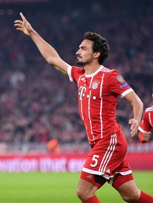 FUSSBALL CHAMPIONS LEAGUE SAISON 2017 2018 GRUPPENPHASE FC Bayern Muenchen - Celtic Glasgow 18.10.2017 Torjubel nach dem 3:0: Torschuetze Mats Hummels (FC Bayern Muenchen) Muenchen
