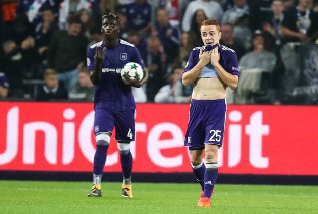 Fußball, CL, RSC Anderlecht - Paris St. Germain Anderlecht s Kara Mbodji and Anderlecht s Adrien Trebel look dejected during a third game (out of 6) in the group stage (Group B) of the UEFA Champions League competition between Belgian soccer team RSC Anderlecht and French club PSG Paris Saint-Germain, Wednesday 18 October 2017 in Brussels. VIRGINIExLEFOUR  x05185480x