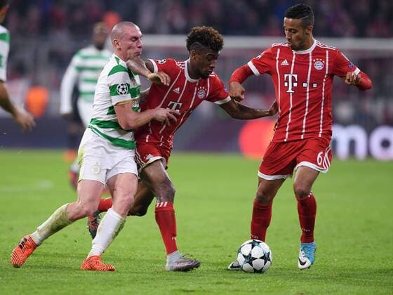FUSSBALL CHAMPIONS LEAGUE SAISON 2017 2018 GRUPPENPHASE FC Bayern Muenchen - Celtic Glasgow 18.10.2017 Scott Brown (li, Celtic) gegen Kingsley Coman (Mitte) und Thiago Alcantara (re, beide FC Bayern Muenchen) Muenchen