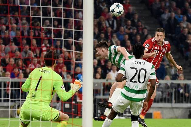 Torwart Craig Gordon (Celtic Glasgow), Kieran Tierney (Celtic Glasgow), Robert Lewandowski (FC Bayern Muenchen), Dedryck Boyata (Celtic Glasgow). Deutschland, Muenchen: Fussball, UEFA Champions League, Matchday 3: FC Bayern Muenchen vs Celtic Glasgow am 18.10.2017, Allianz-Arena.