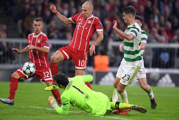FUSSBALL CHAMPIONS LEAGUE SAISON 2017 2018 GRUPPENPHASE FC Bayern Muenchen - Celtic Glasgow 18.10.2017 Joshua Kimmich (li) und Arjen Robben (Mitte, beide FC Bayern Muenchen) gegen Torwart Craig Gordon (am Boden) und Mikael Lustig (re, beide Celtic) Muenchen