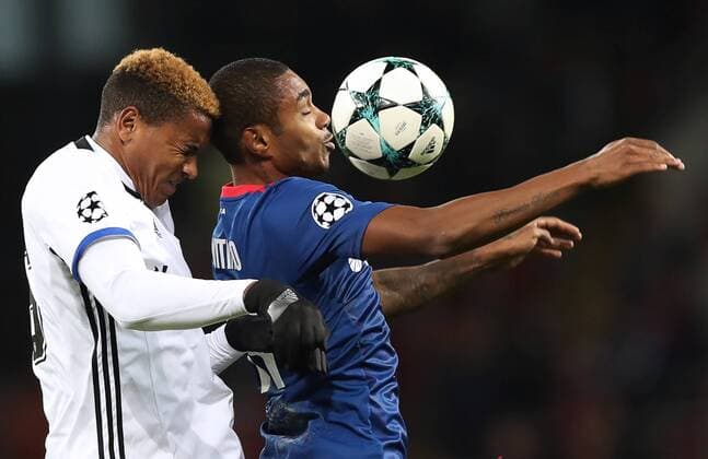 MOSCOW, RUSSIA - OCTOBER 18, 2017: Basel s Manuel Akanji (L) and CSKA Moscow s Vitinho in their 2017 18 UEFA Champions League Group A Round 3 football match at VEB Arena. Artyom Korotayev TASS  TS06556E