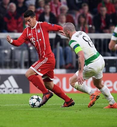 FUSSBALL CHAMPIONS LEAGUE SAISON 2017 2018 GRUPPENPHASE FC Bayern Muenchen - Celtic Glasgow 18.10.2017 James Rodriguez (li, FC Bayern Muenchen) gegen Scott Brown (re, Celtic) Muenchen