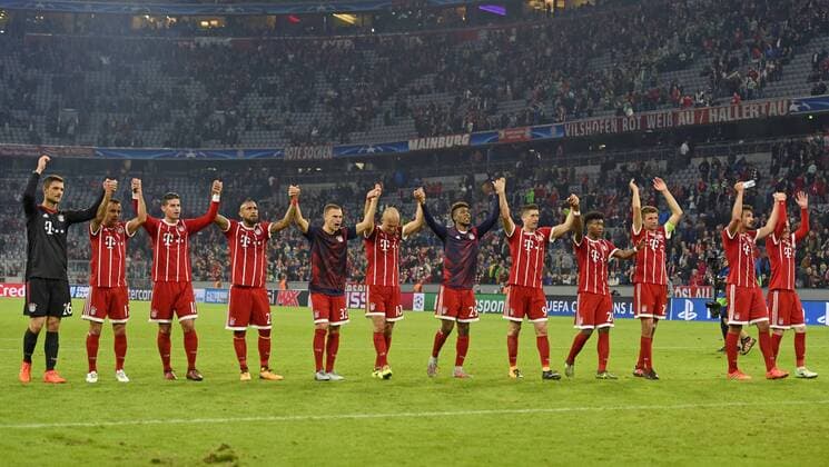 18.10.2017, Fussball UEFA Champions League 2017 2018, Gruppenphase, 3.Spieltag, FC Bayern München - Celtic Glasgow, in der Allianz-Arena München, Schlussjubel mit der Laola-Welle der Bayern nach dem Sieg.