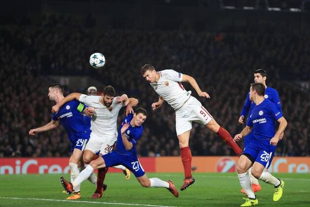 Bilder des Tages - SPORT 18th October 2017, Stamford Bridge, London, England; UEFA Champions League, Chelsea versus Roma; Edin D& x17e;eko of Roma scores a header as he makes it 2-3  ActionPlus11941317