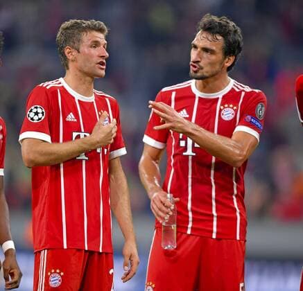 18.10.2017, Fussball UEFA Champions League 2017 2018, Gruppenphase, 3.Spieltag, FC Bayern München - Celtic Glasgow, in der Allianz-Arena München, nach dem Spiel, v.li: Thomas Müller (FC Bayern München) mit Mats Hummels (Bayern München).