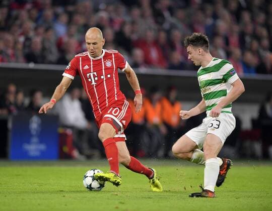 18.10.2017, Fussball UEFA Champions League 2017 2018, Gruppenphase, 3.Spieltag, FC Bayern München - Celtic Glasgow, in der Allianz-Arena München, v.li: Arjen Robben (FC Bayern München) gegen Kieran Tierney (Celtic Glasgow)