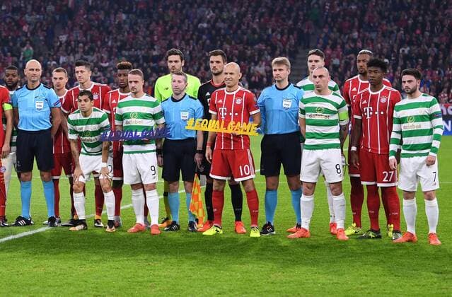 Bilder des Tages - SPORT FUSSBALL CHAMPIONS LEAGUE SAISON 2017 2018 GRUPPENPHASE FC Bayern Muenchen - Celtic Glasgow 18.10.2017 Die Mannschaften von Celtic und FC Bayern Muenchen nehmen gemeinsam Aufstellung und zeigen den Hashtag EQUAL GAME Muenchen