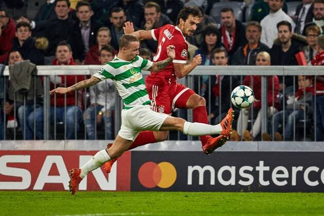 Muenchen, Deutschland 17.10.2017, UEFA Champions League - 2017 18 Season, Gruppenphase - Gruppe B - 3. Spieltag, FC Bayern Muenchen - Celtic Glasgow , Zweikampf zwischen Leigh Griffiths (Celtic) und Mats Hummels (FCB) v.l. ( DeFodi501
