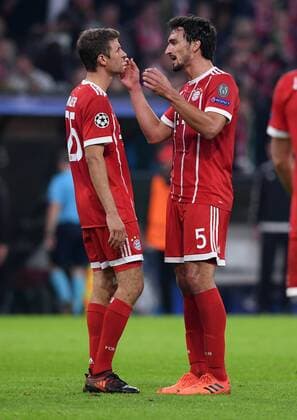 FUSSBALL CHAMPIONS LEAGUE SAISON 2017 2018 GRUPPENPHASE FC Bayern Muenchen - Celtic Glasgow 18.10.2017 Thomas Mueller (li) und Mats Hummels (re, beide FC Bayern Muenchen) diskutieren nach dem Abpfiff Muenchen