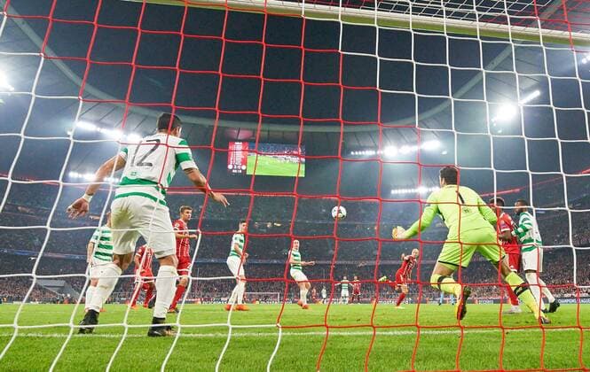 Torchance Arjen ROBBEN, FCB 10 Cristian GAMBOA, Glasgow 12 rettet auf der Linie FC BAYERN MUENCHEN - CELTIC GLASGOW Gruppenphase Hinspiel, Fussball UEFA Champions League, Muenchen, 18.10.2017 CL Saison 2017 2018