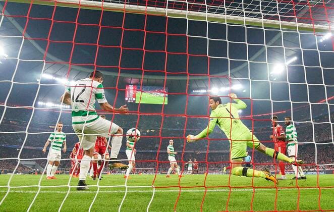 Torchance Arjen ROBBEN, FCB 10 Cristian GAMBOA, Glasgow 12 rettet auf der Linie FC BAYERN MUENCHEN - CELTIC GLASGOW Gruppenphase Hinspiel, Fussball UEFA Champions League, Muenchen, 18.10.2017 CL Saison 2017 2018