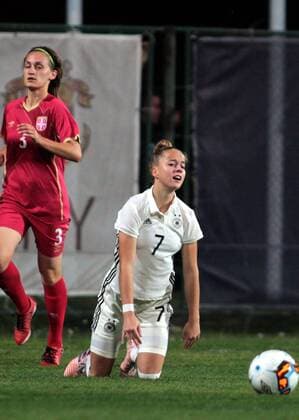 18.10.2017 Belgrade Serbia-Germany U19-Under 19 International Friendly Länderspiel match women s football Giulia Gwinn(r) Germany,Milica Stevanovic(L) Serbia : 