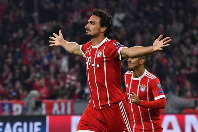 18.10.2017, xjhx, Fussball Champions League, FC Bayern Muenchen - Celtic Glasgow, emspor, v.l. Torjubel, Goal celebration, celebrate the goal zum 3:0 durch Mats Hummels (FCB - FC Bayern Muenchen) Muenchen
