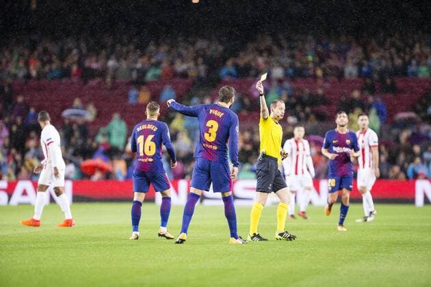 SPAIN Oct 18th The referee William Collum shows the yellow card to Gerard Pique during the match between FC Barcelona Barca Olympiacos FC for the group stage round 1 of the Champions League held at Camp Nou Stadium on 18th October 2017 in Barcelona Spain Credit Mikel Trigueros Urbanandsport Cordon Press  xCordonxPressx xSPAINx-xFCxBarcelonax-xOlympiacosxFCx-xxChampionsxLeaguex-x2017 18x