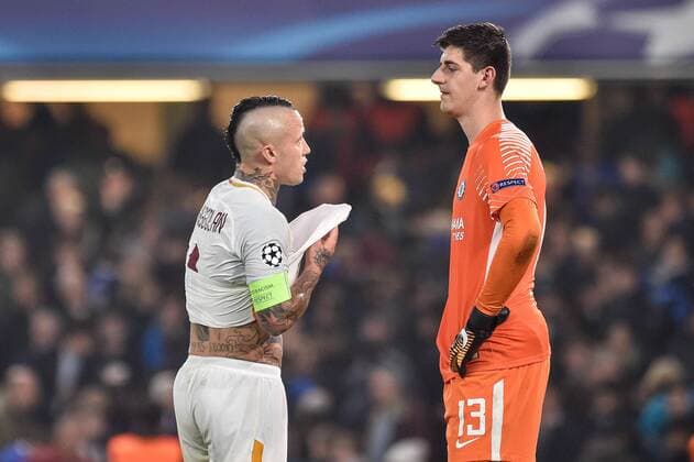 Radja Nainggolan of Roma talks with Thibaut Courtois of Chelsea during the UEFA Champions League Group C match between Chelsea and Roma at Stamford Bridge London England on 18 October 2017 Photo by Giuseppe Maffia  xUKSPx xAFP7x xChelseaxvxRoma,xChampionsxLeague.xOctx18thx2017x