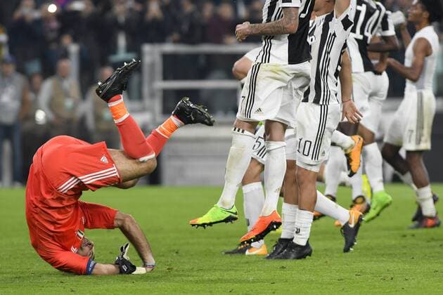 18th October 2017, Juventus Stadium, Turin, Italy; UEFA Champions League, Juventus versus Sporting Lisbon; Juventus players celebrate at the end of the match  ActionPlus11941395