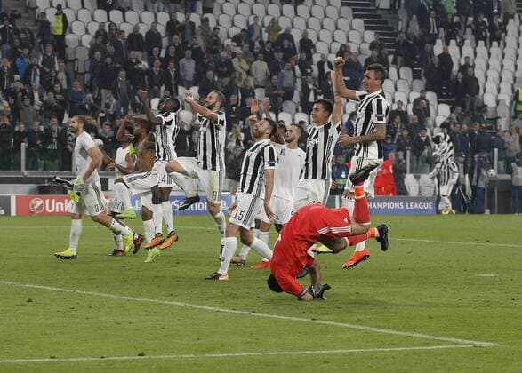 October 18, 2017 - Turin, Italy - Juventus team during Champions League match between Juventus and Sporting Clube de Portugal, in Turin, on October 17, 2017 Juventus v Sporting CP - UEFA Champions League  - ZUMAn230 20171018_zaa_n230_499 Copyright: xLorisxRosellix