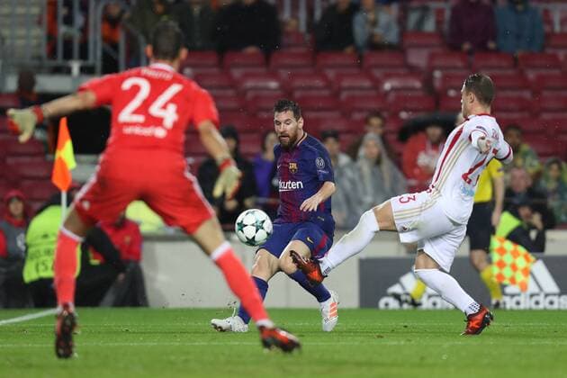 October 18, 2017 - Barcelona, Spain - October 18, 2017 - Barcelona, Catalonia, Spain - LIONEL MESSI of Barcelona kicks the ball under pressure from LEONARDO KOUTRIS of Olympiacos during the UEFA Champions League, Group D football match between FC Barcelona Barca and Olympiacos FC at Camp Nou stadium in Barcelona, Spain. Football - UEFA Champions League - FC Barcelona vs Olympiacos FC  - ZUMAb169 20171018_zaa_b169_028 Copyright: xManuelxBlondeau Aop.Pressx