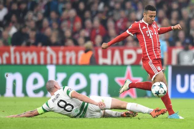 Fußball - Champions League - 03. Spieltag FC Bayern München - Celtic Glasgow am 18.10.2017 in der Allianz Arena in München Scott Brown (Celtic FC) im Zweikampf gegen Thiago (Muenchen).
