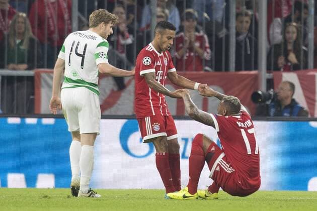 Fussball Champions League Begegnung FC Bayern Muenchen vs. Celtic Glasgow, Allianz Arena Muenchen. 18.10.2017 Im Bild: Thiago hilft Jerome Boateng Â