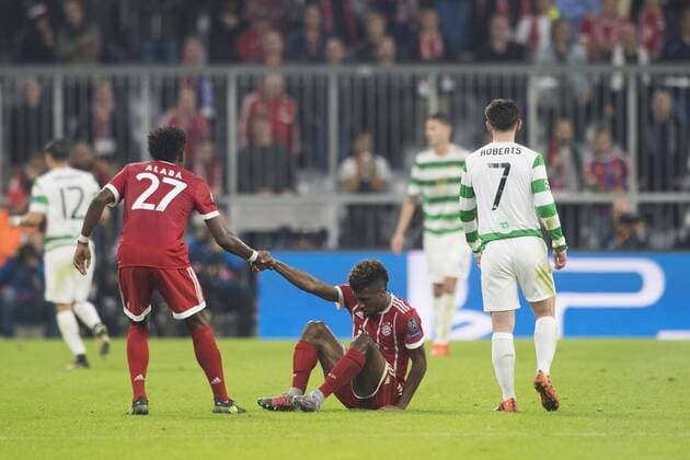 Fussball Champions League Begegnung FC Bayern Muenchen vs. Celtic Glasgow, Allianz Arena Muenchen. 18.10.2017 Im Bild: David Alaba hilft Kingsley Coman, Patrick Roberts Â