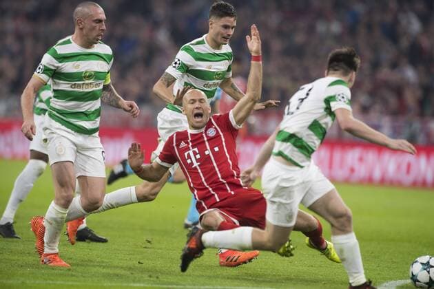 Fussball Champions League Begegnung FC Bayern Muenchen vs. Celtic Glasgow, Allianz Arena Muenchen. 18.10.2017 Im Bild: Scott Brown, Arjen Robben, Thiago, Mikael Lustig Â