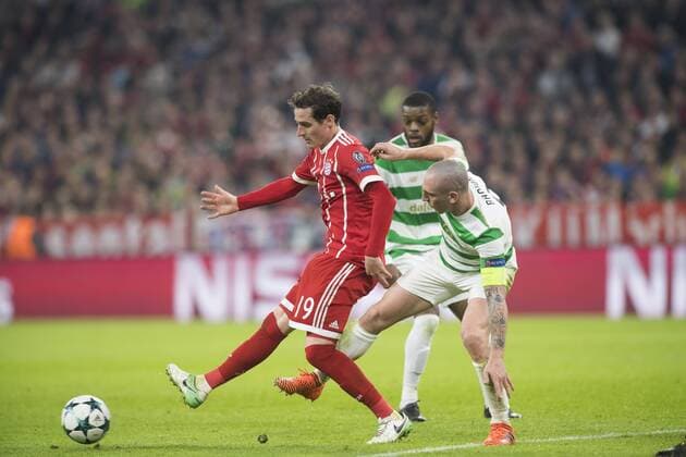 Fussball Champions League Begegnung FC Bayern Muenchen vs. Celtic Glasgow, Allianz Arena Muenchen. 18.10.2017 Im Bild: Sebastian Rudy, Scott Brown Â