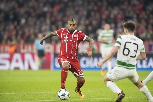 Fussball Champions League Begegnung FC Bayern Muenchen vs. Celtic Glasgow, Allianz Arena Muenchen. 18.10.2017 Im Bild: Arturo Vidal, Kieran Tierney Â