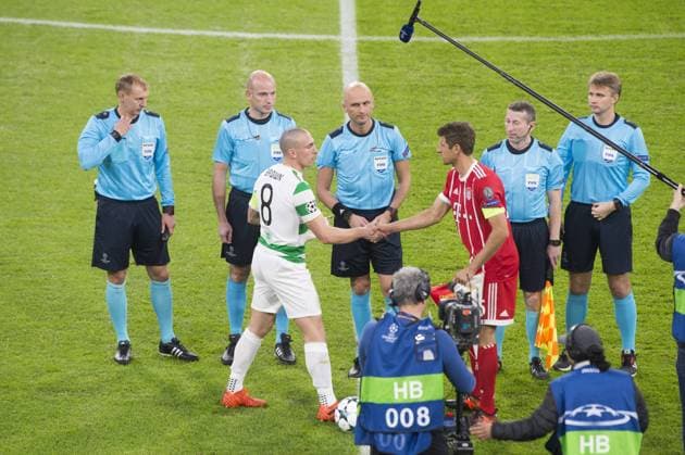 Fussball Champions League Begegnung FC Bayern Muenchen vs. Celtic Glasgow, Allianz Arena Muenchen. 18.10.2017 Im Bild: Scott Brown, Thomas Mueller, Muenzwurf zur Seitenwahl beim Anstoss Â