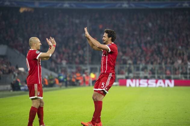 Fussball Champions League Begegnung FC Bayern Muenchen vs. Celtic Glasgow, Allianz Arena Muenchen. 18.10.2017 Im Bild: Arjen Robben, Matts Hummels Â