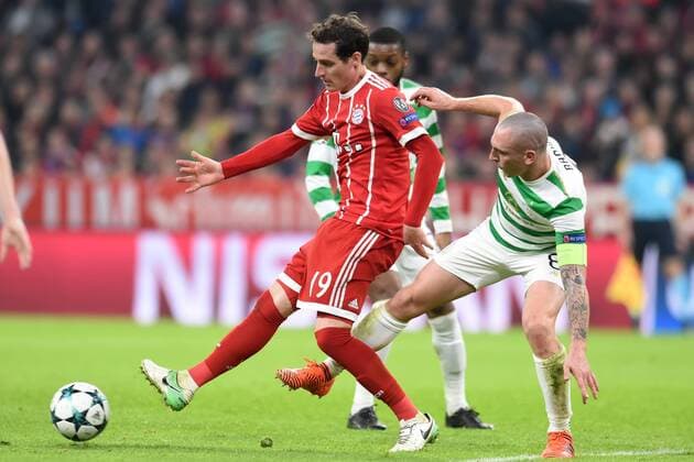 Fußball - Champions League - 03. Spieltag FC Bayern München - Celtic Glasgow am 18.10.2017 in der Allianz Arena in München Sebastian Rudy (Muenchen) im Zweikampf gegen Scott Brown (Celtic FC).