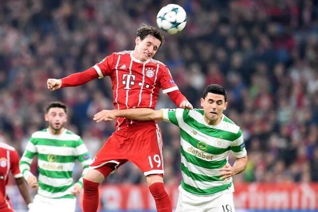 Fußball - Champions League - 03. Spieltag FC Bayern München - Celtic Glasgow am 18.10.2017 in der Allianz Arena in München Sebastian Rudy (Muenchen) im Zweikampf gegen Tom Rogic (Celtic FC).
